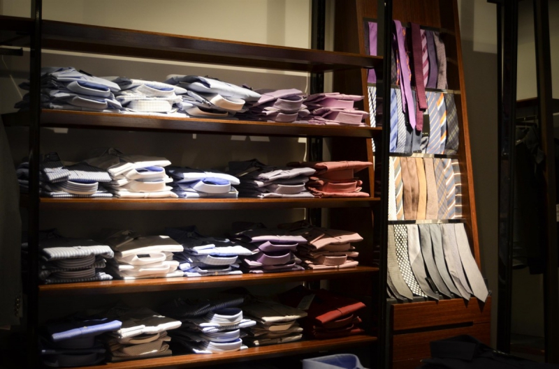 vitrine-ANTIBES-min_shirts_exhibition_shop_shopping_shelf_buy_business_clothing-940715